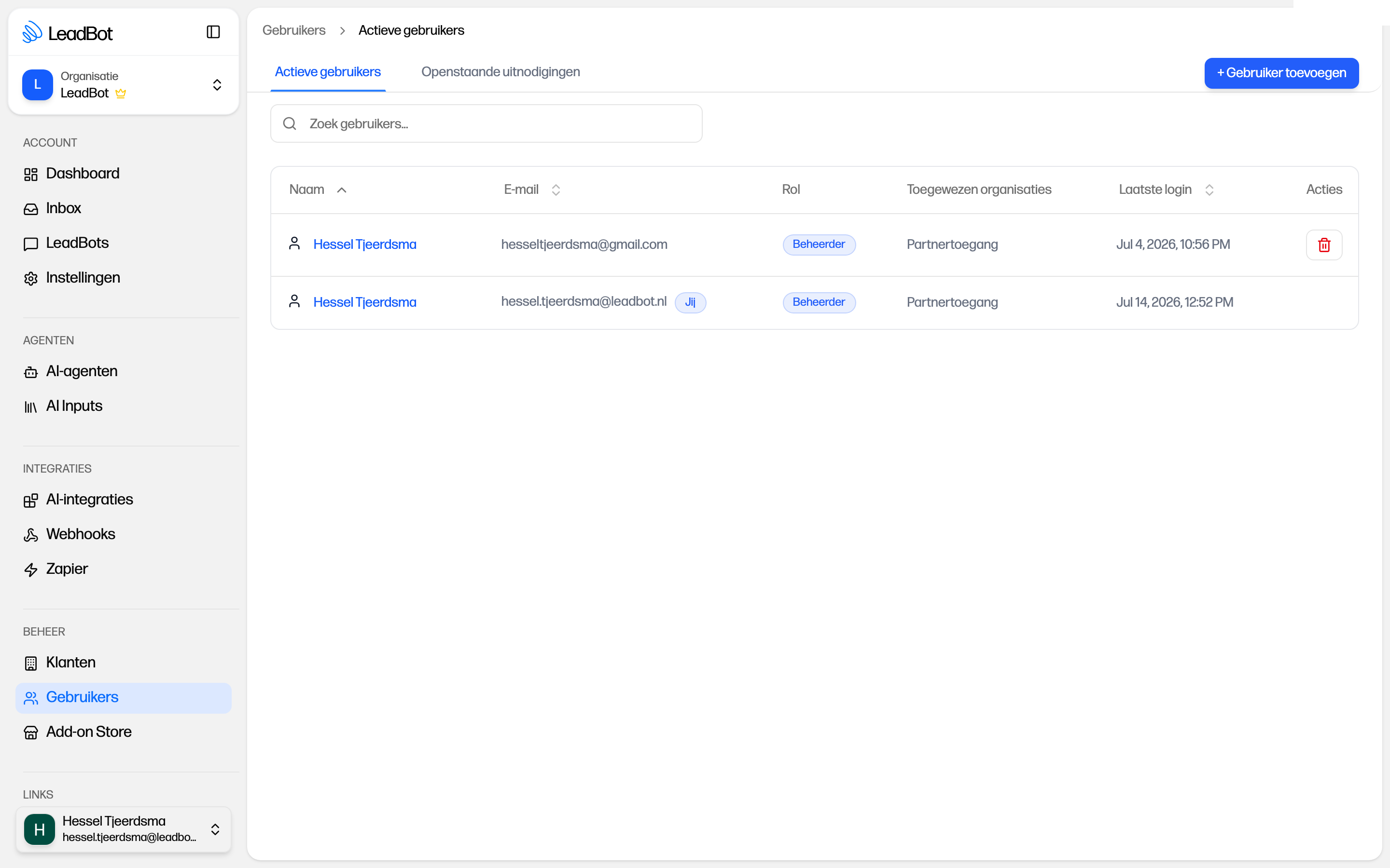 De pagina Gebruikers met actieve gebruikers en openstaande uitnodigingen