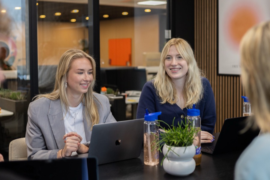 Het LeadBot-team aan het werk op kantoor